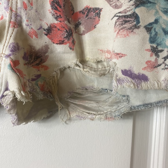 Free People Printed Distressed Shorts - Picture 2 of 3
